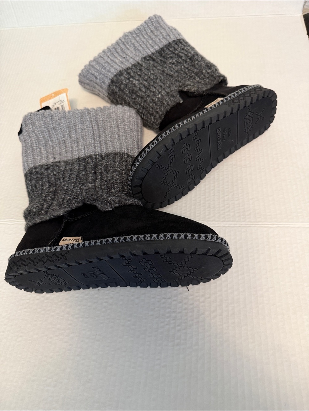 *NWT* Muk Luks Black Boots with Two-Tone Gray Knit Cuffs Size 8 - Picture 4 of 4
